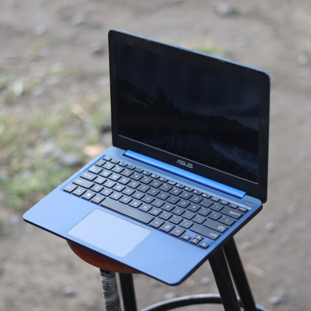 Laptop Asus E203MA Slim | battery awet ringan dibawa tinggal pakai