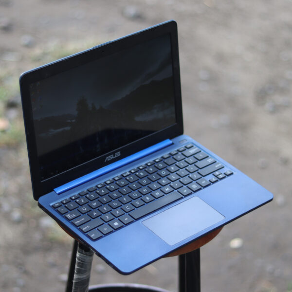 Laptop Asus E203MA Slim | battery awet ringan dibawa tinggal pakai - Gambar 3