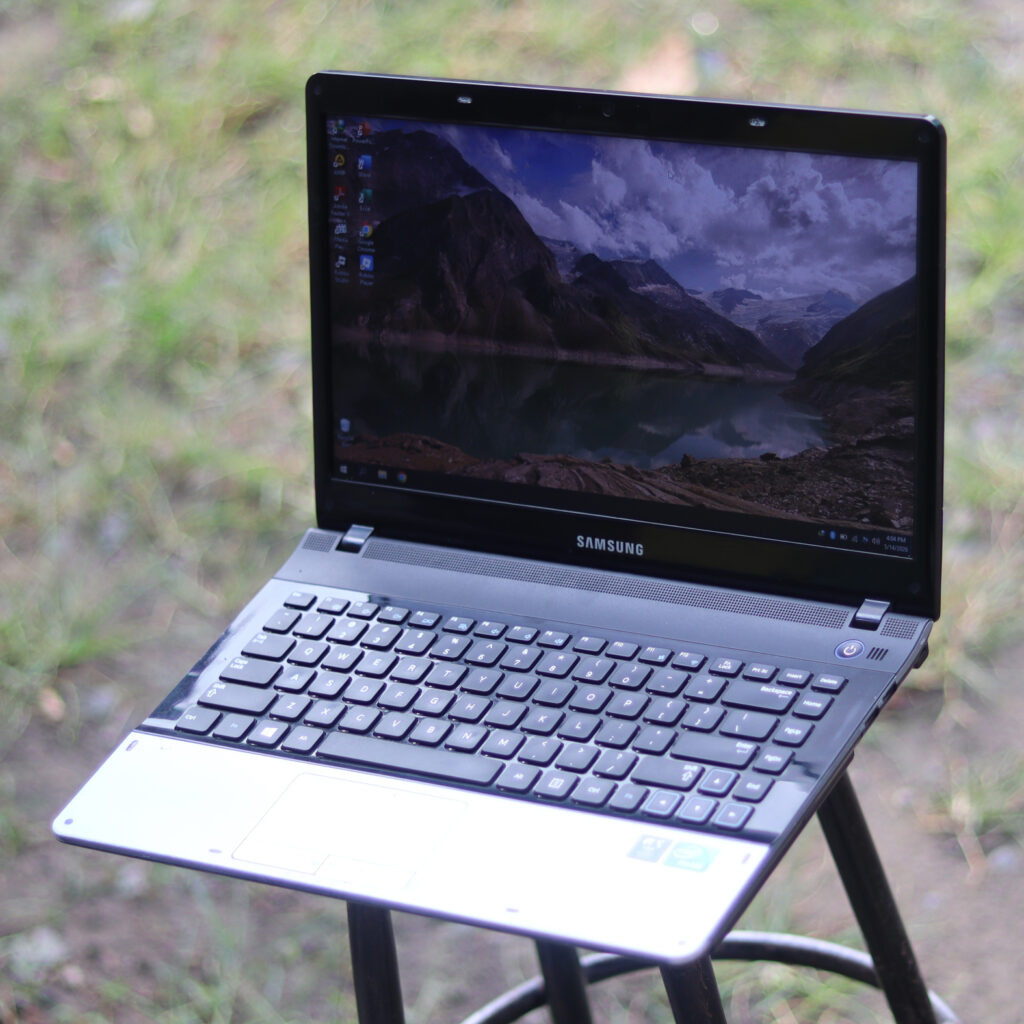 Samsung NP300E 4gb 320Gb Win10 Siap Pakai