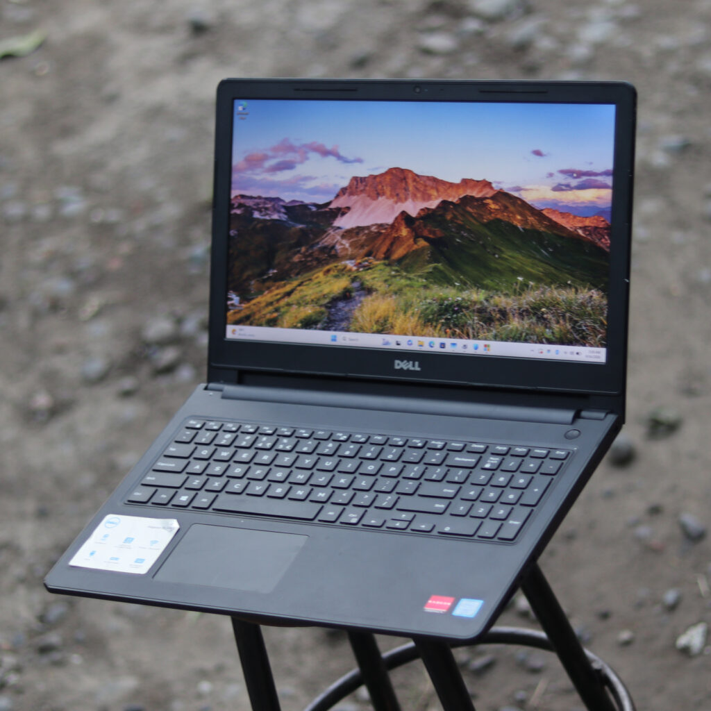 Dell 3576 Radeon Core i7 RAM 8GB SSD 256GB
